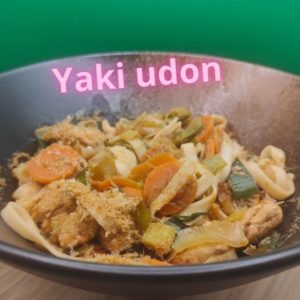 Une photo en gros plan d'un plat de yaki udon au poulet et aux légumes