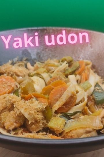 Une photo en gros plan d'un plat de yaki udon au poulet et aux légumes