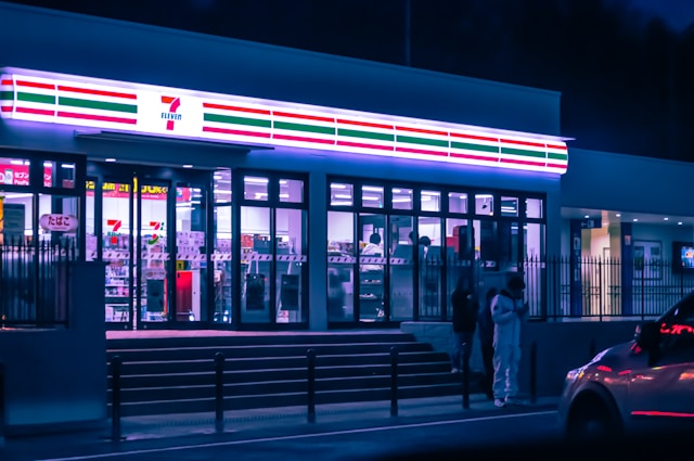 la devanture d’un magasin 7 Eleven qui est une enseigne très connu de konbini au Japon et ou on peut acheter des bento pas cher.