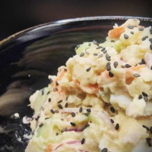 Un bol noir qui contient une potato sarada alias salade de pommes de terre japonaise