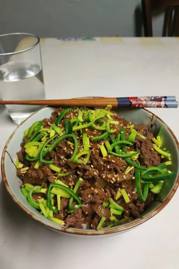 un gyudon japonais prêt à être consommé