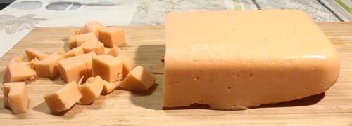 un tofu de lentilles corail partiellement découpé en cubes
