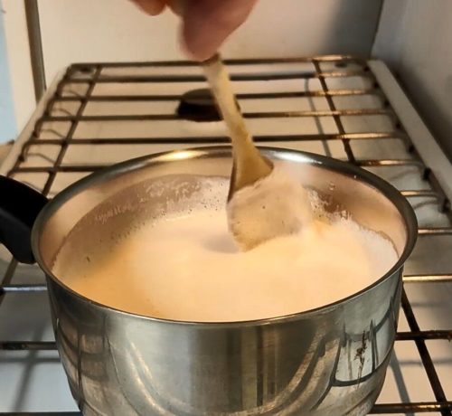 Il faut remuer constamment son tofu de lentilles corail pour ne pas qu'il accroche