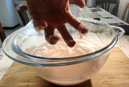 Pour faire du tofu de lentilles corail, il faut les tremper, puis les laver. Et pour laver il faut faire comme pour le riz japonais, en faisant une griffe avec la main et en remuant