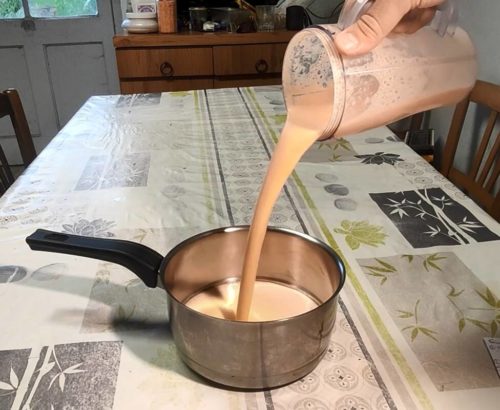 Voilà de la pâte liquide avant cuisson du tofu de lentilles corail